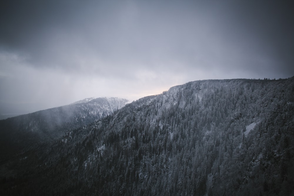 昼間の雪山