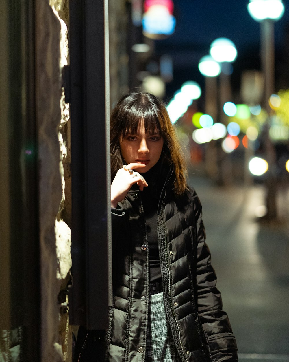 Foto de mujer con chaqueta a rayas blancas y negras parada al lado de una  ventana de vidrio – Imagen gratuita Retratos en Unsplash