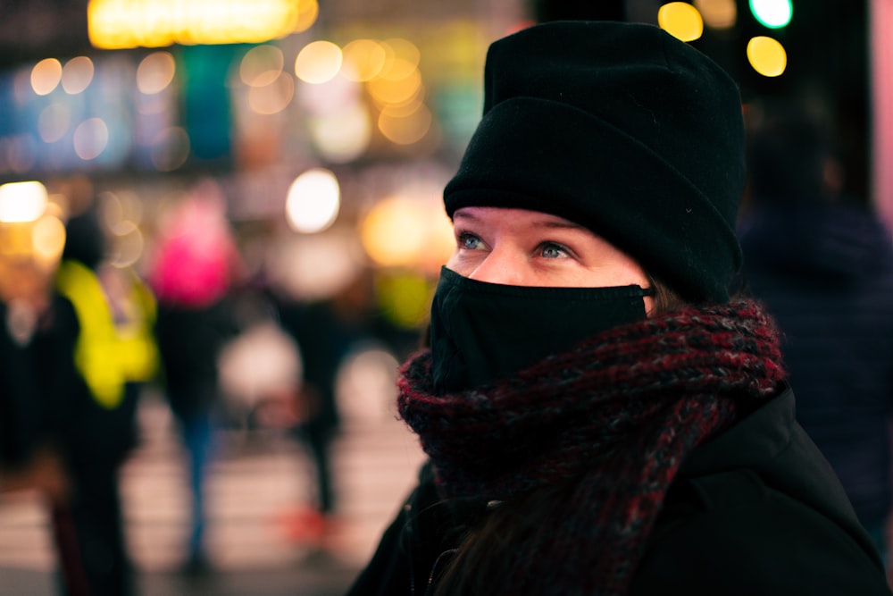 Femme en bonnet et écharpe en tricot noir