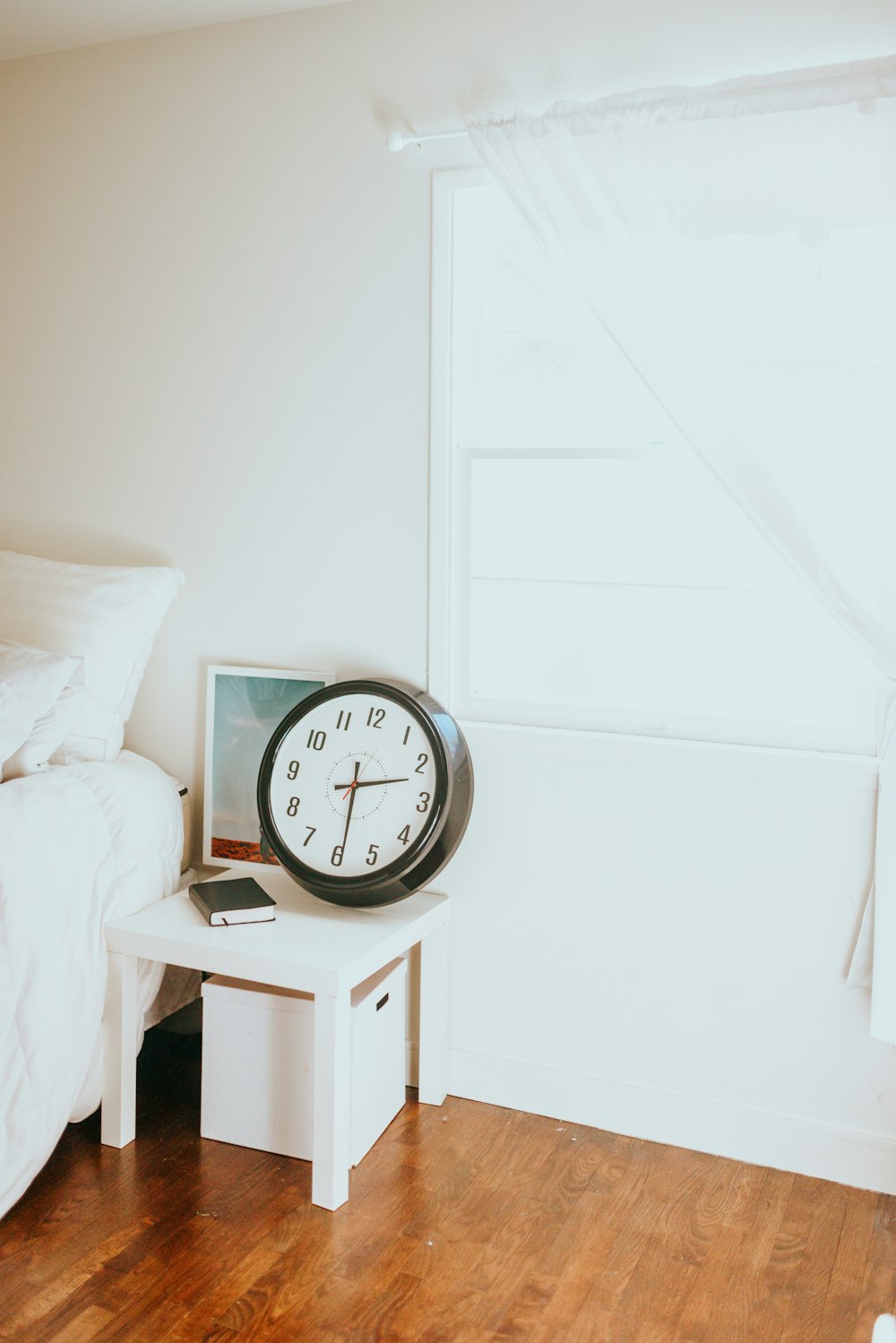 white round analog wall clock at 10 00