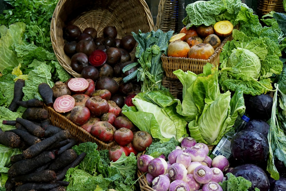 Légumes verts et rouges sur panier tressé brun