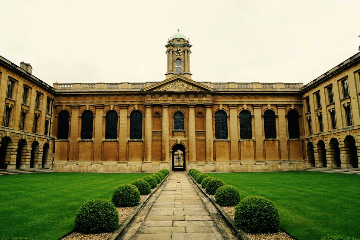 Halaman dalam salah satu kolese Oxford