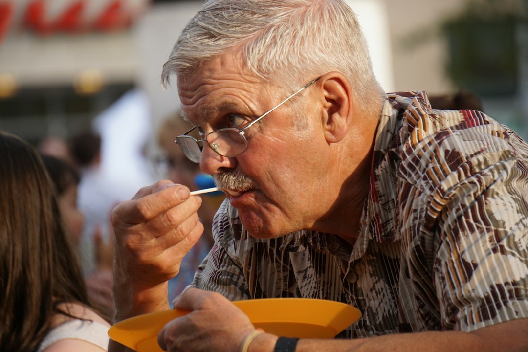 golpe de calor en personas mayores - Golpe de Calor en Personas Mayores: 5 Peligros Ocultos Que NO Sienten Venir (Y Cómo Evitarlos)