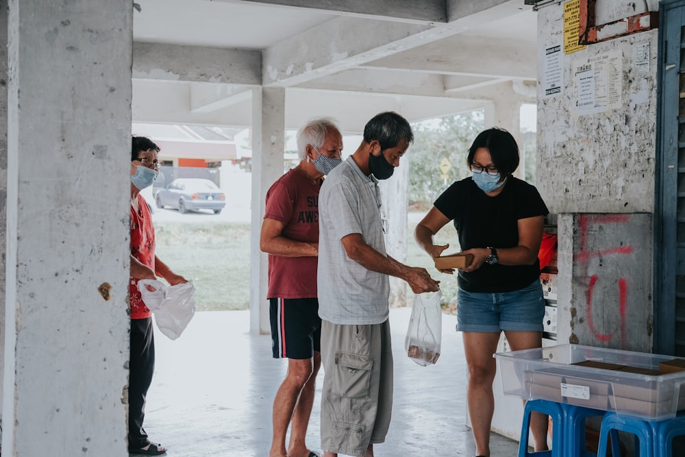 homem em camiseta preta de pescoço de tripulação e shorts cinza de pé ao lado do homem em branco t