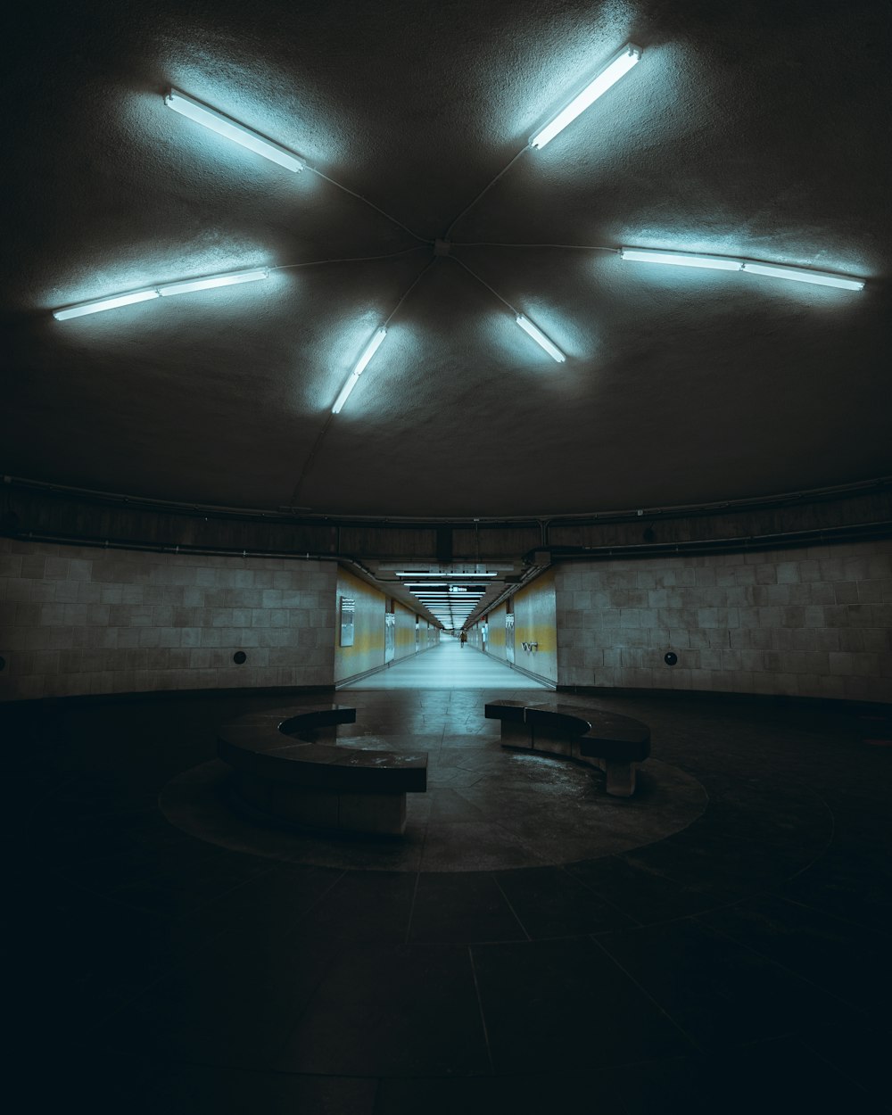 túnel preto e marrom com luz