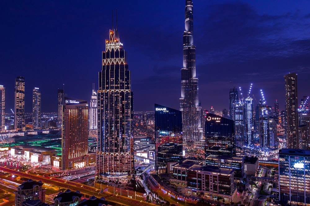 Horizonte de la ciudad durante la noche