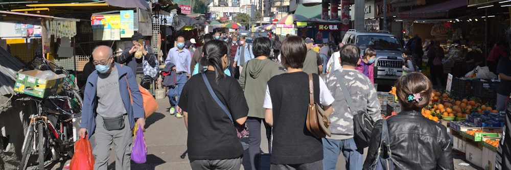 Personas que caminan por la calle durante el día