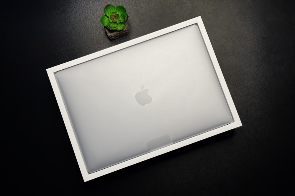 logotipo branco da maçã no macbook prateado