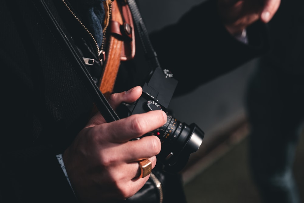 Un homme tenant un appareil photo dans ses mains