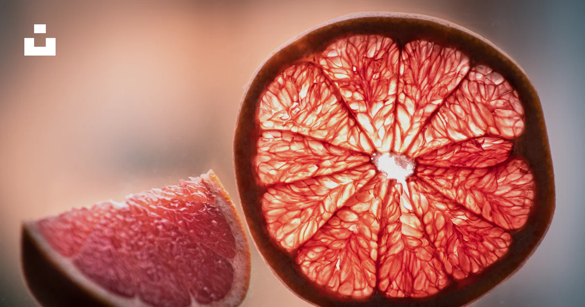 Pamplemousse Animation Un pamplemousse coupé en deux sur une table photo – Image gratuite de ...