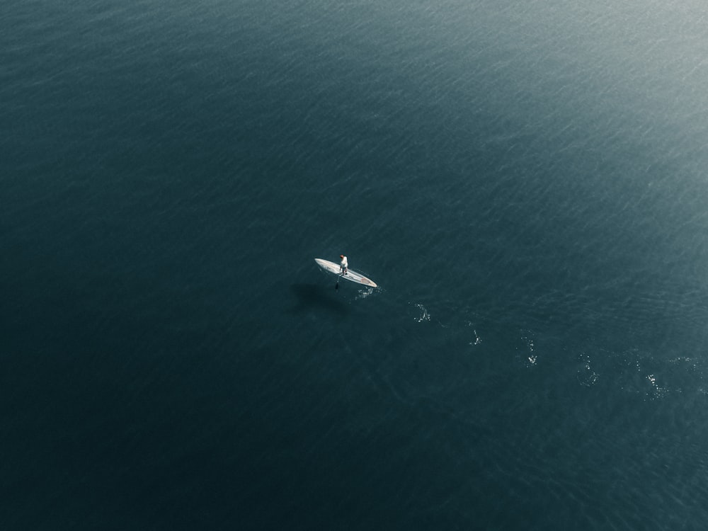 Barco blanco en el mar azul durante el día