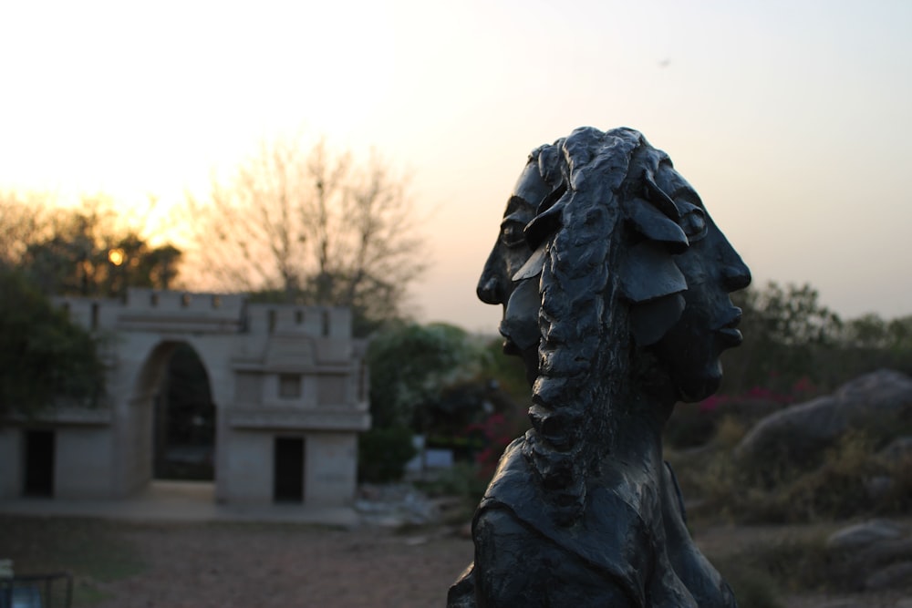 Estatua del hombre con chaqueta negra