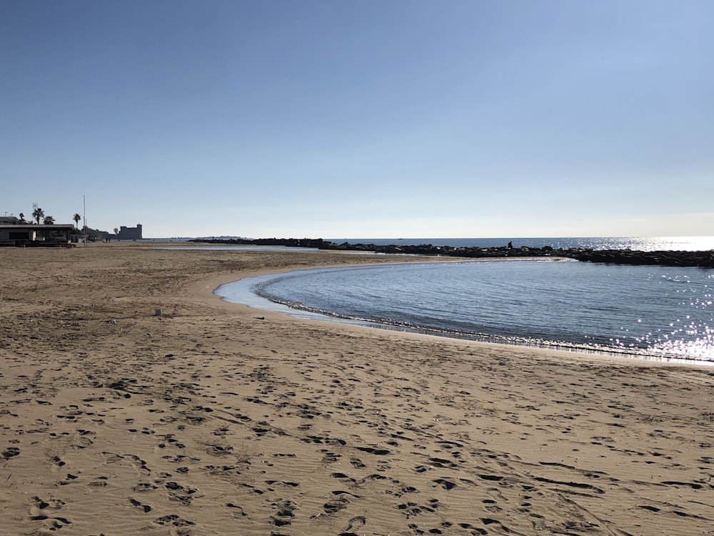 Menschen, die tagsüber am Strand spazieren gehen