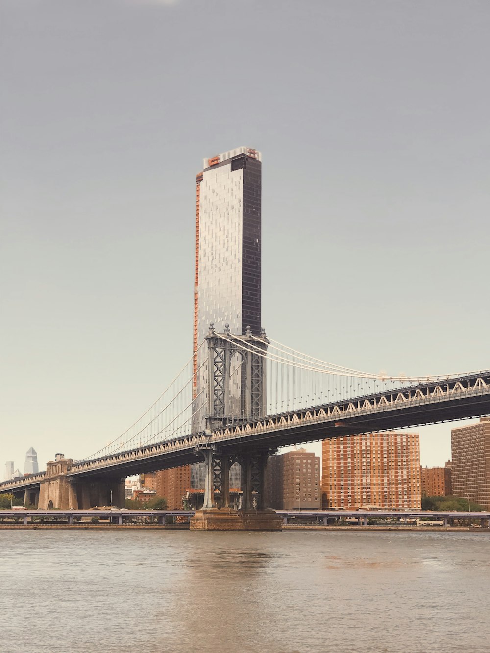 Puente marrón sobre el cuerpo de agua durante el día