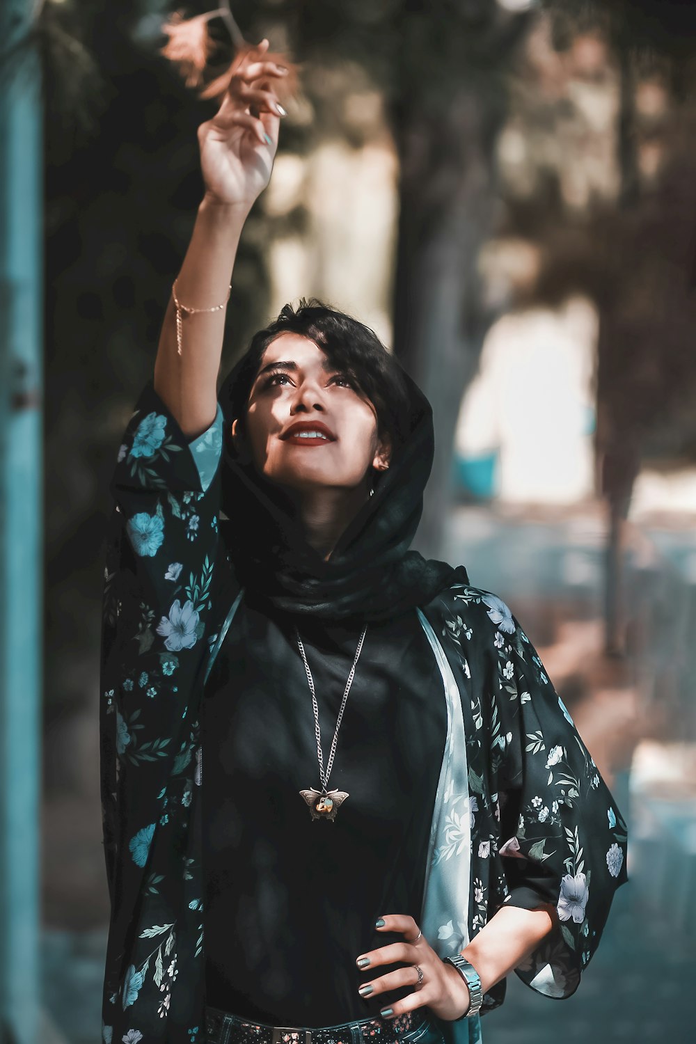 Donna in hijab floreale bianco e nero