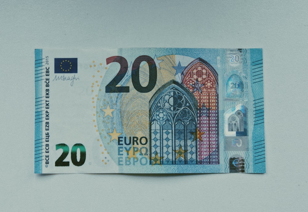 Nota de 20 euros na mesa branca