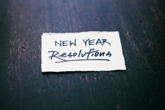 papier "résolutions" sur une table en bois foncé