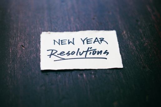 papier "résolutions" sur une table en bois foncé
