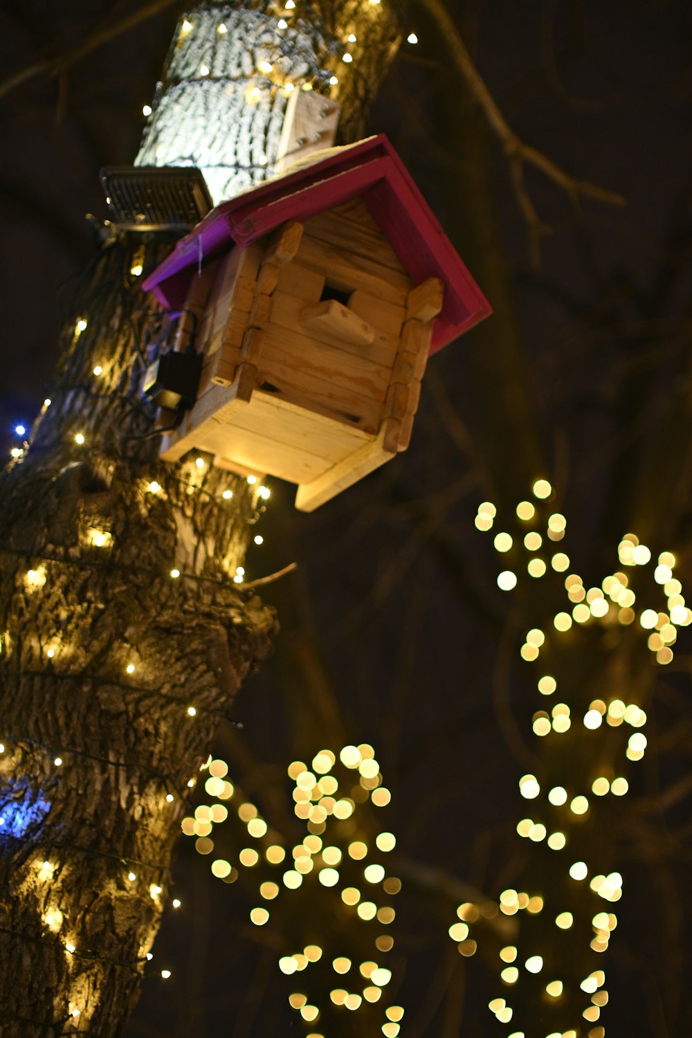 茶色の木の鳥の家の飾り