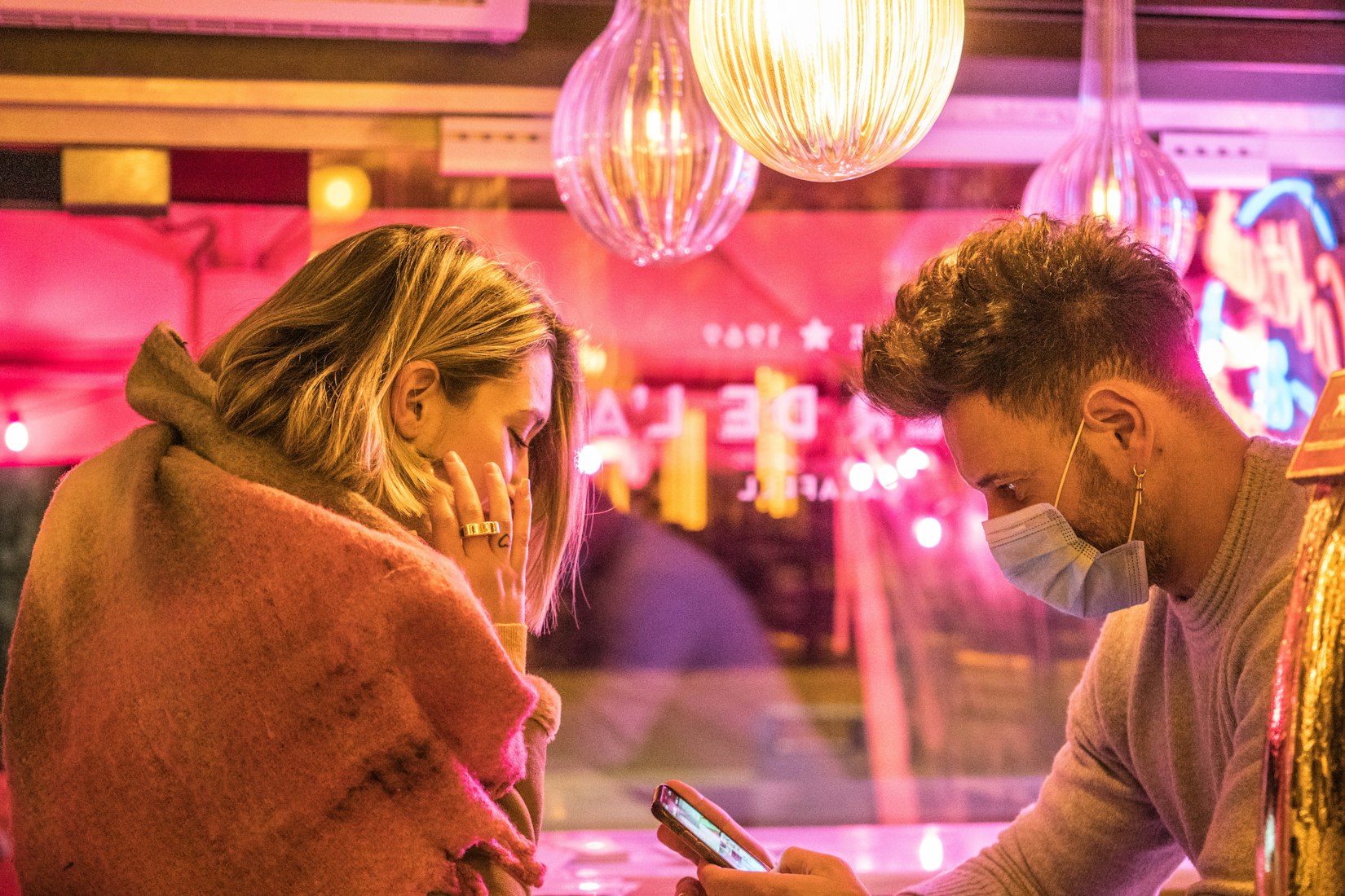 Two people on a date (Mikel Parera via Unsplash)