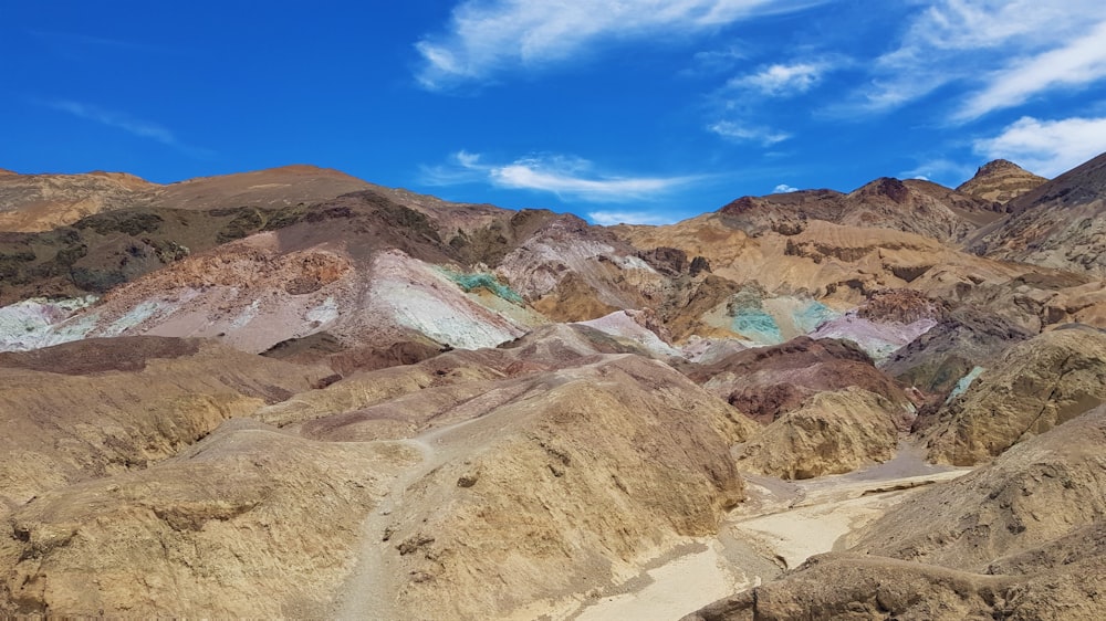 Montaña rocosa marrón bajo el cielo azul durante el día