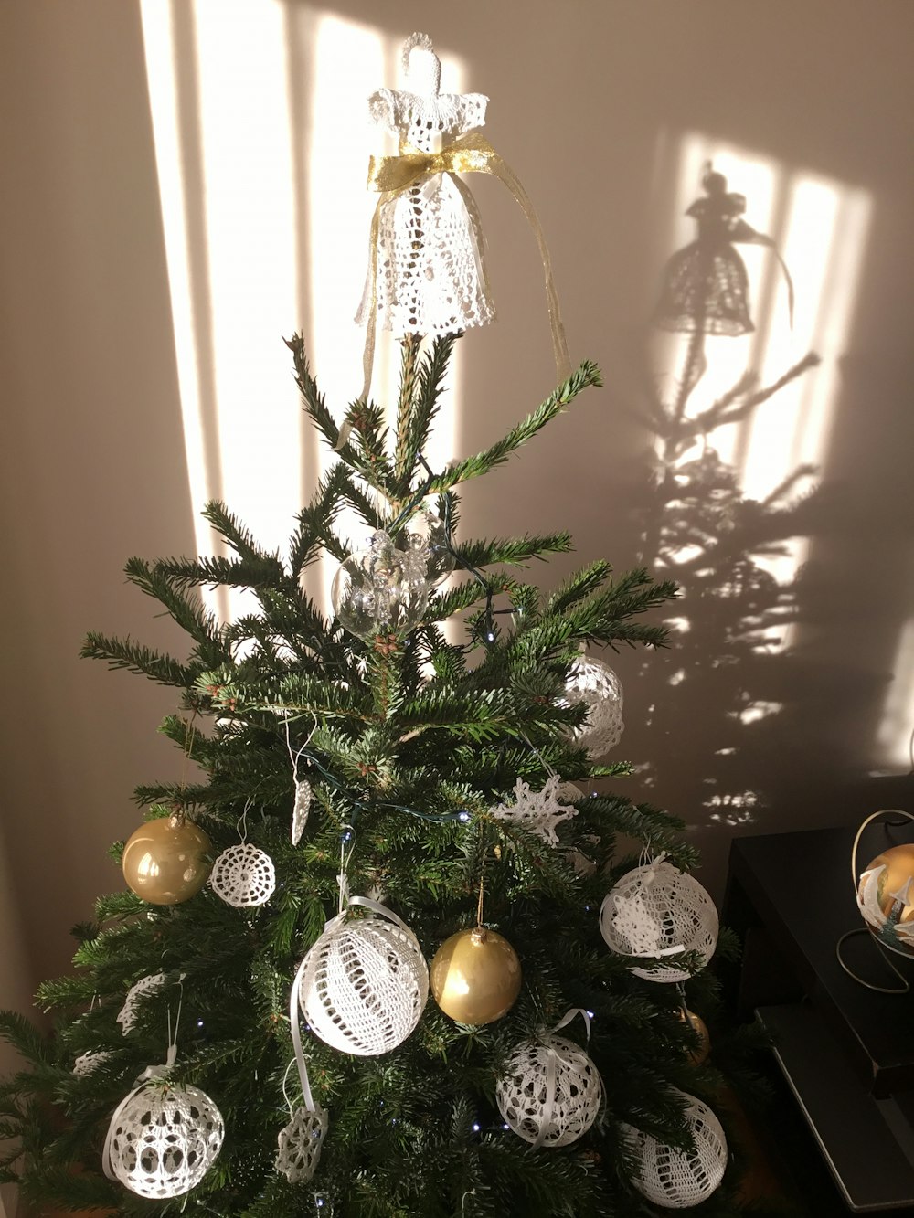 Foto árvore de Natal verde e branca com enfeites – Imagem de Enfeite grátis  no Unsplash