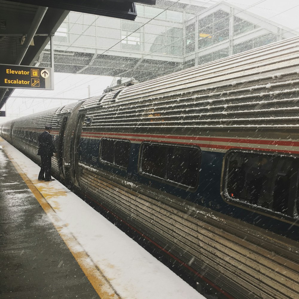 Train noir et rouge sur rail