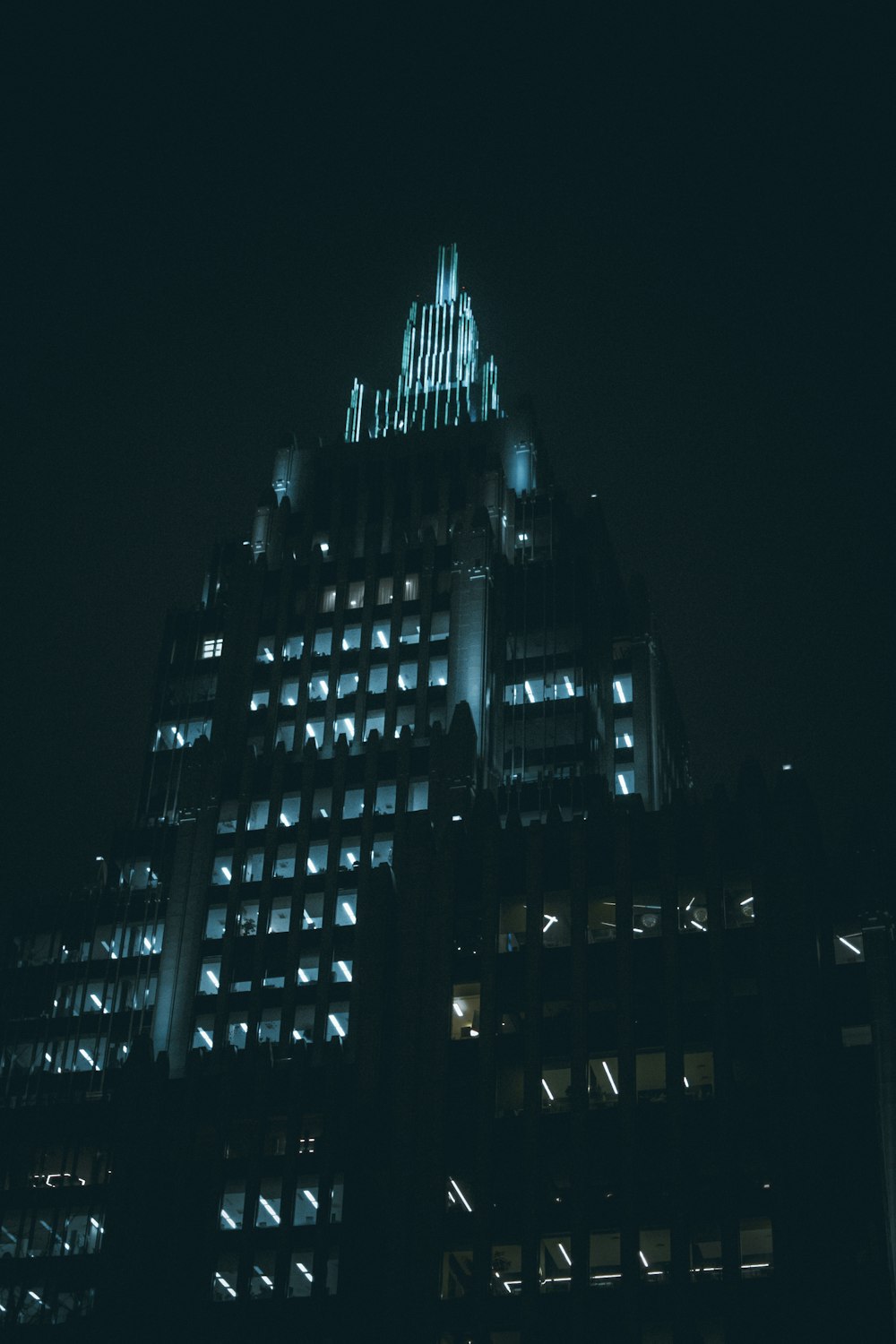Immeuble de grande hauteur pendant la nuit