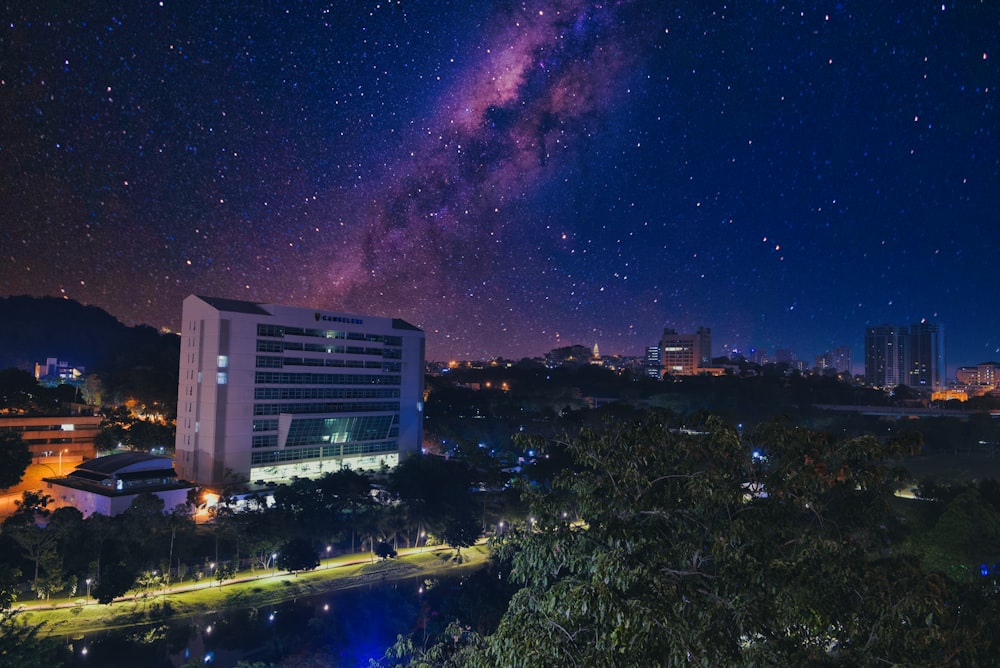 edificio in cemento bianco e marrone sotto il cielo viola