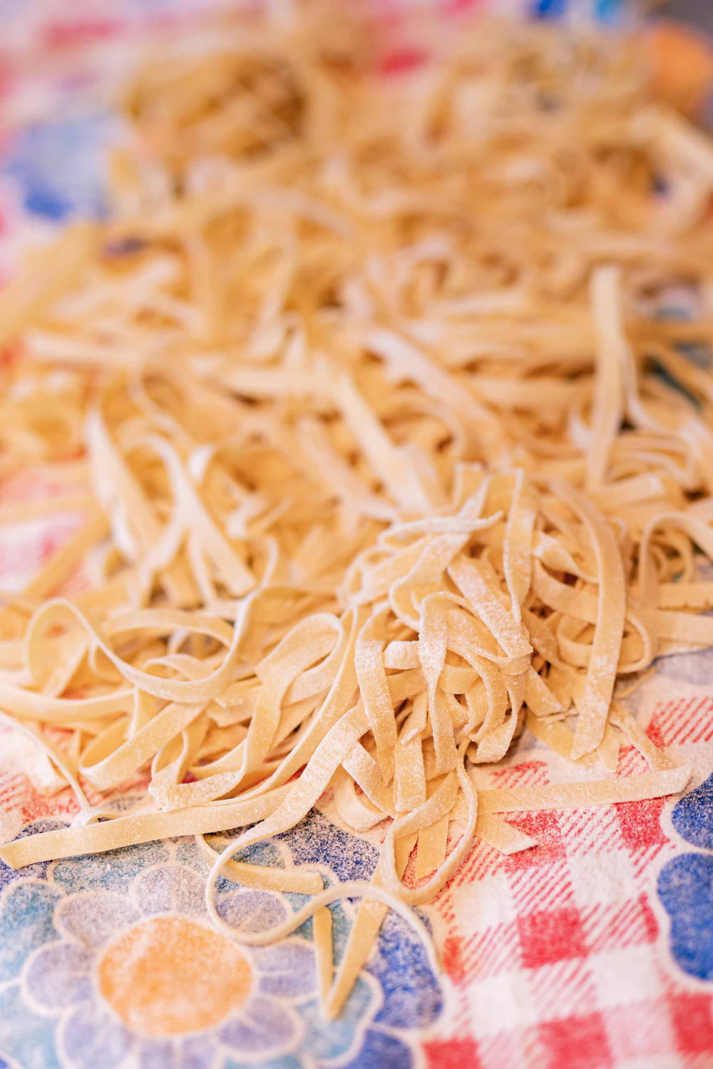 Tagliatelle fresche appena tagliate sul tagliere
