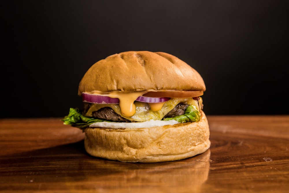 burger sur table en bois brun