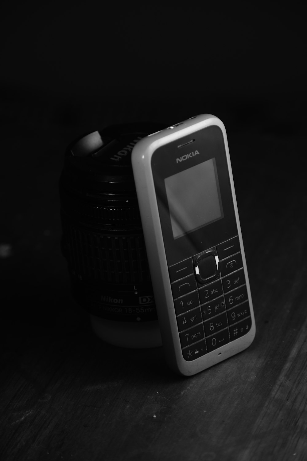 Schwarz-Weiß-Nokia-Candybar-Telefon