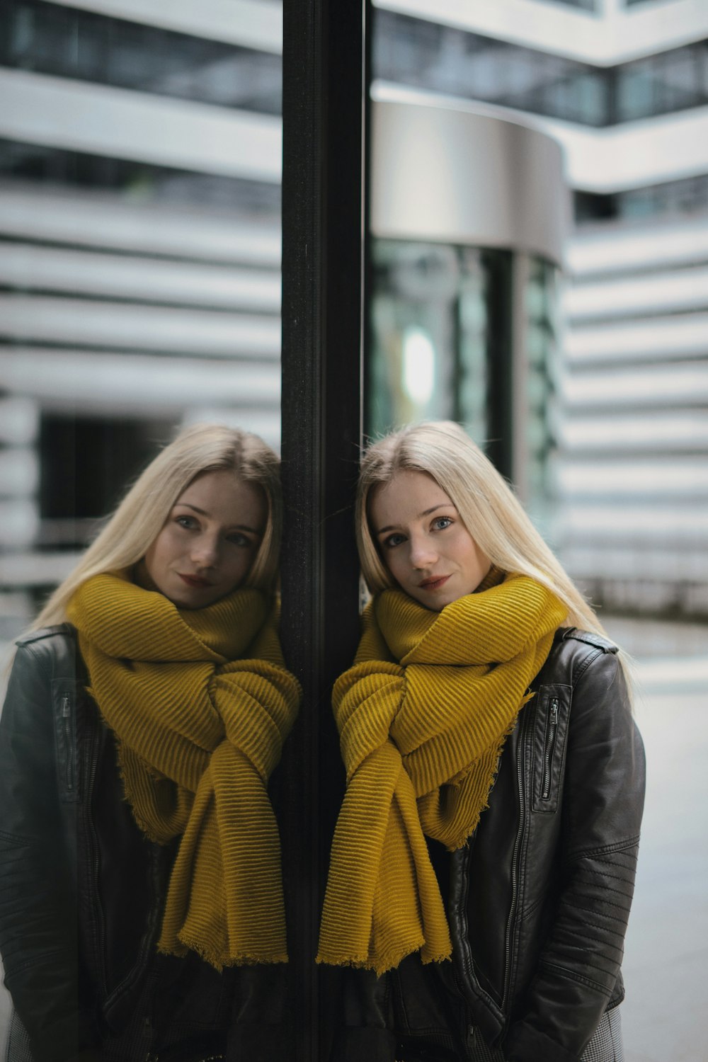 Frau in gelbem Schal und schwarzer Lederjacke