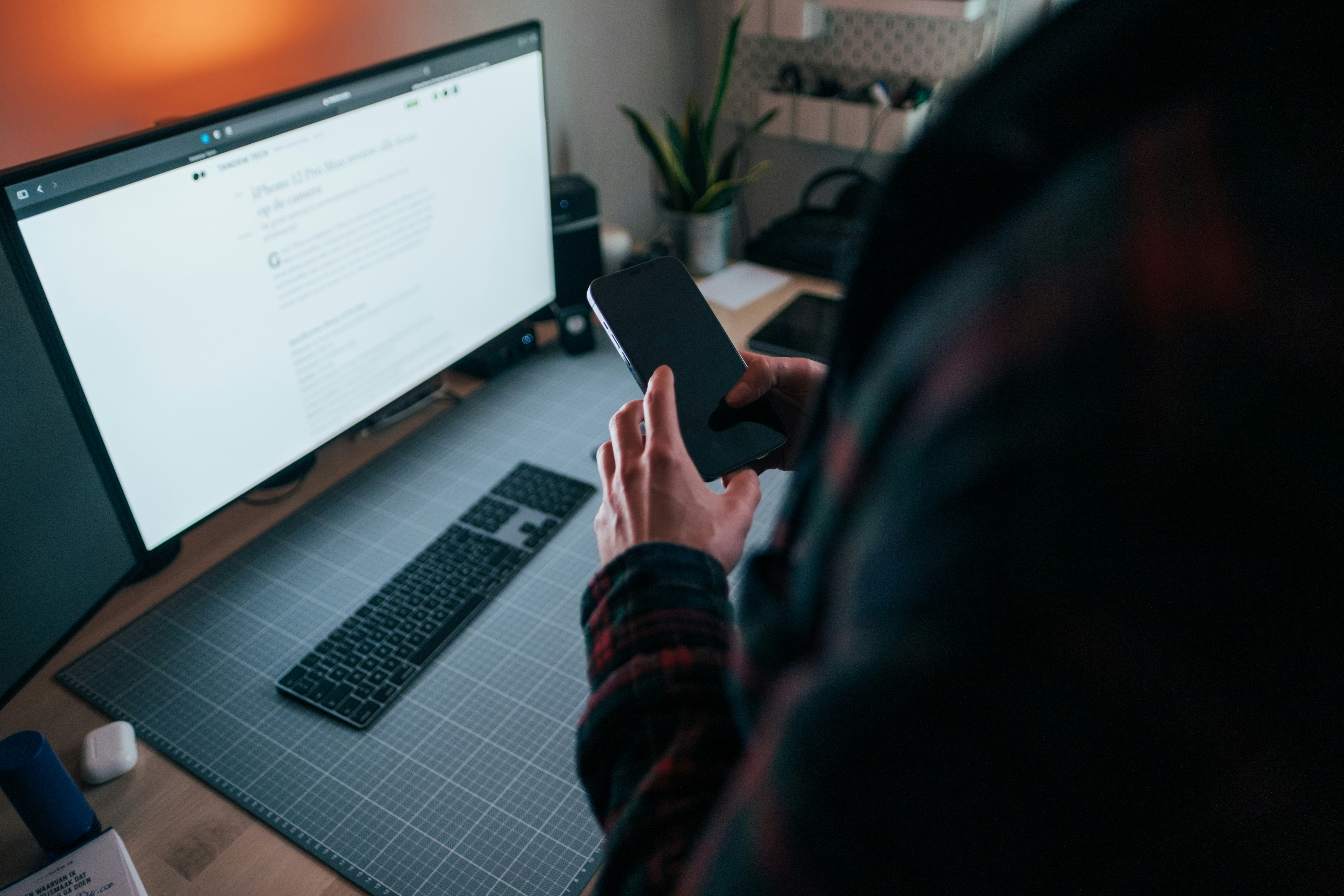 Scrolling Is Stealing From You: How the Feed Quietly Kills Your Creative Confidence