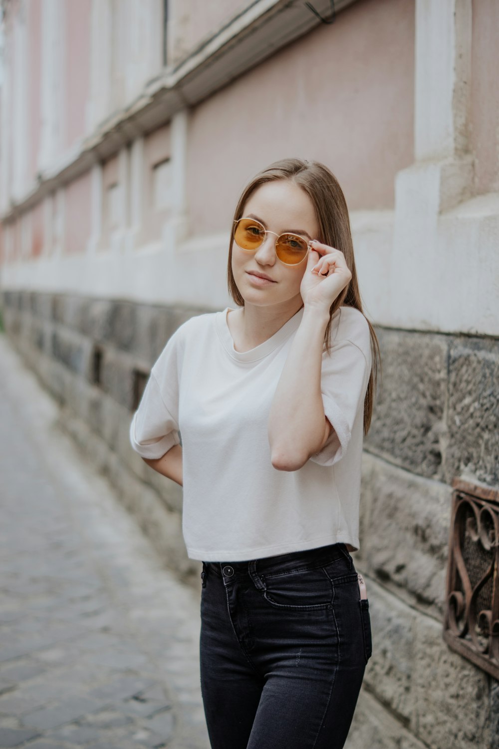 Foto de mujer con camiseta blanca con cuello redondo y vaqueros negros con  gafas de sol marrones – Imagen gratuita Gris en Unsplash
