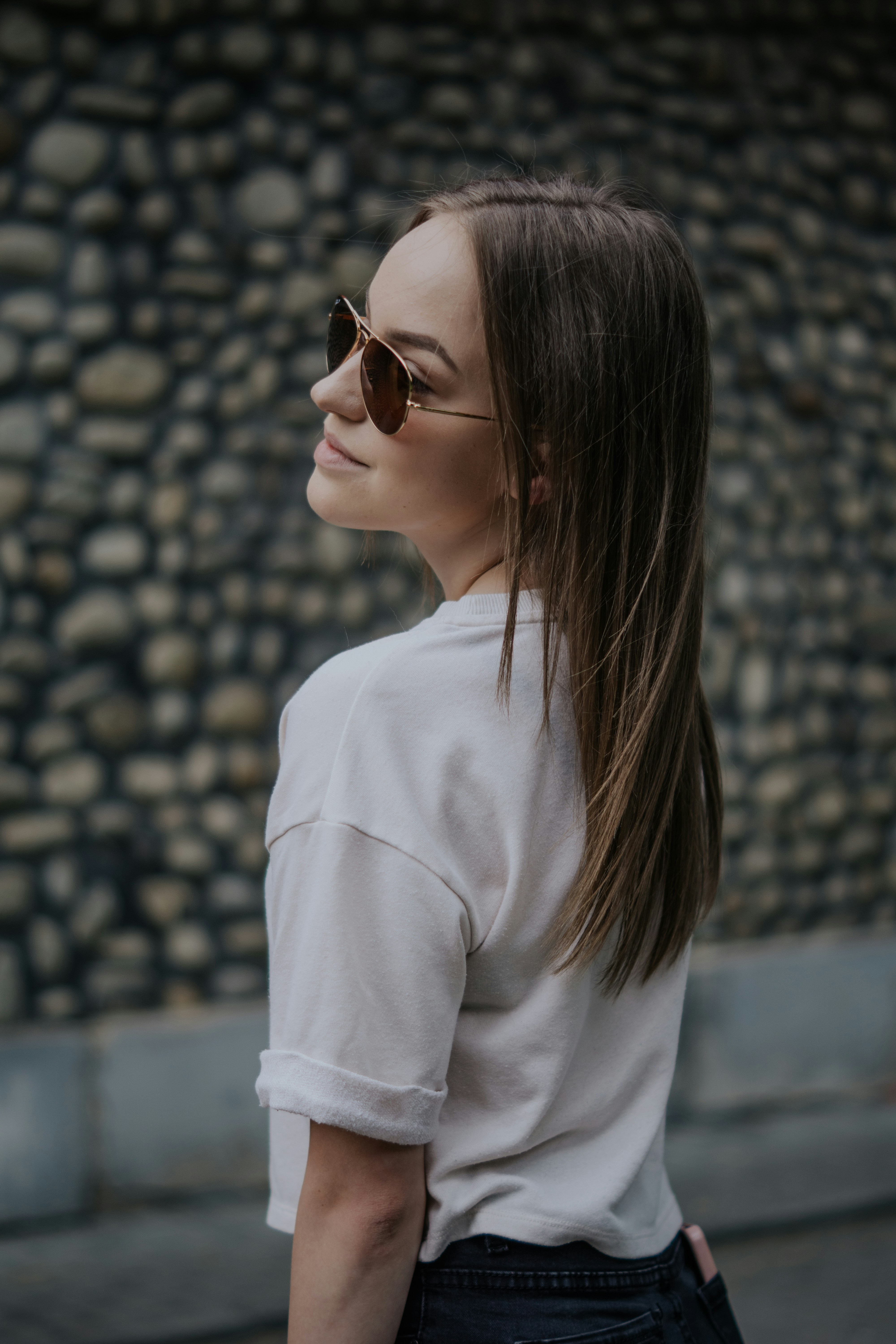 サングラスをかけた白シャツの女性の写真 Unsplashで見つけるグレーの無料写真