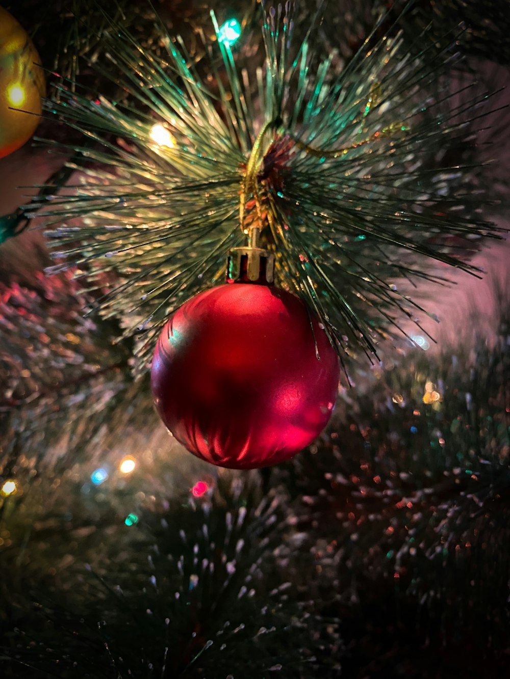 Bolas rojas y doradas en el árbol de Navidad verde