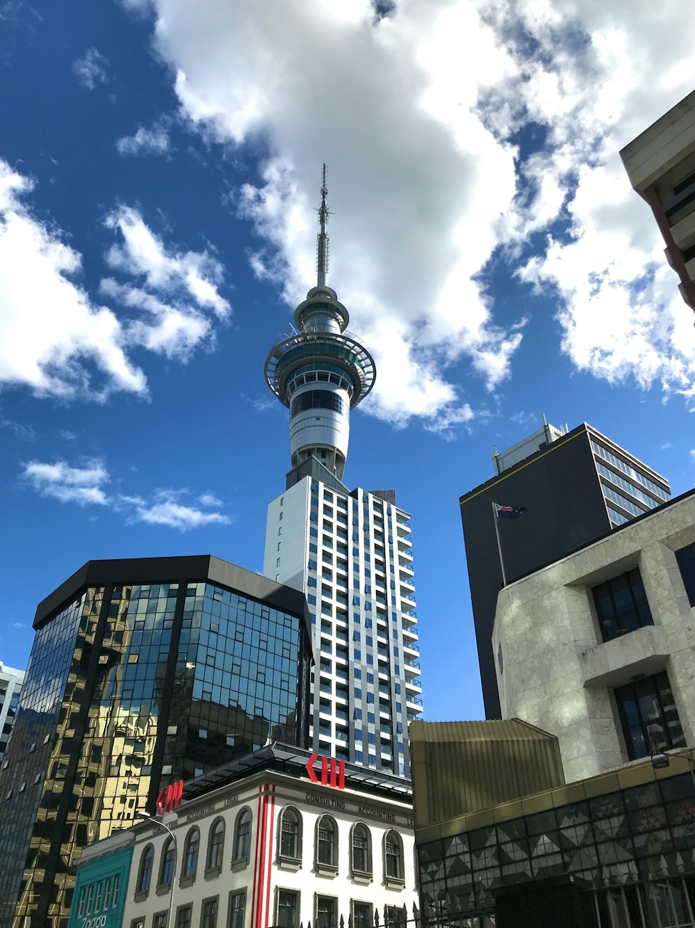 Weiß-schwarzes Betongebäude unter blauem Himmel tagsüber