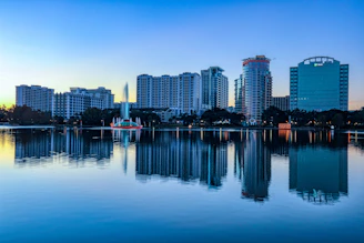 Lago Eola e skyline de Orlando ao entardecer