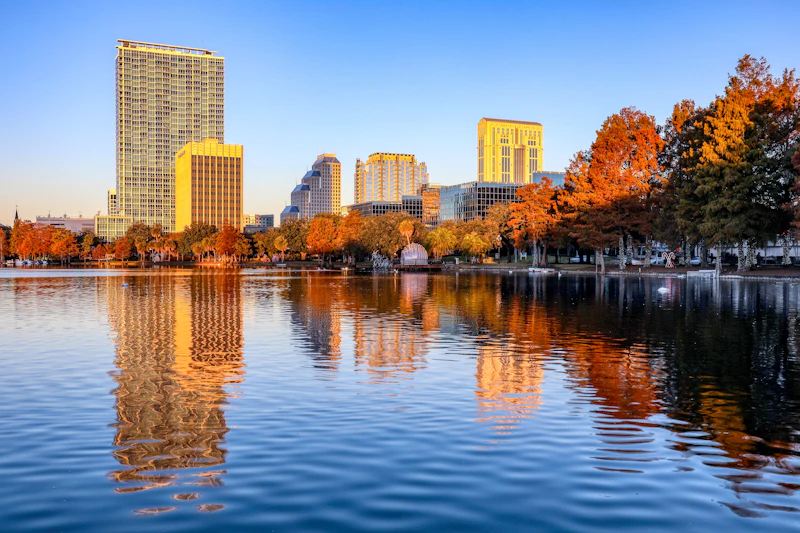 Lago e prédios de Orlando ao entardecer