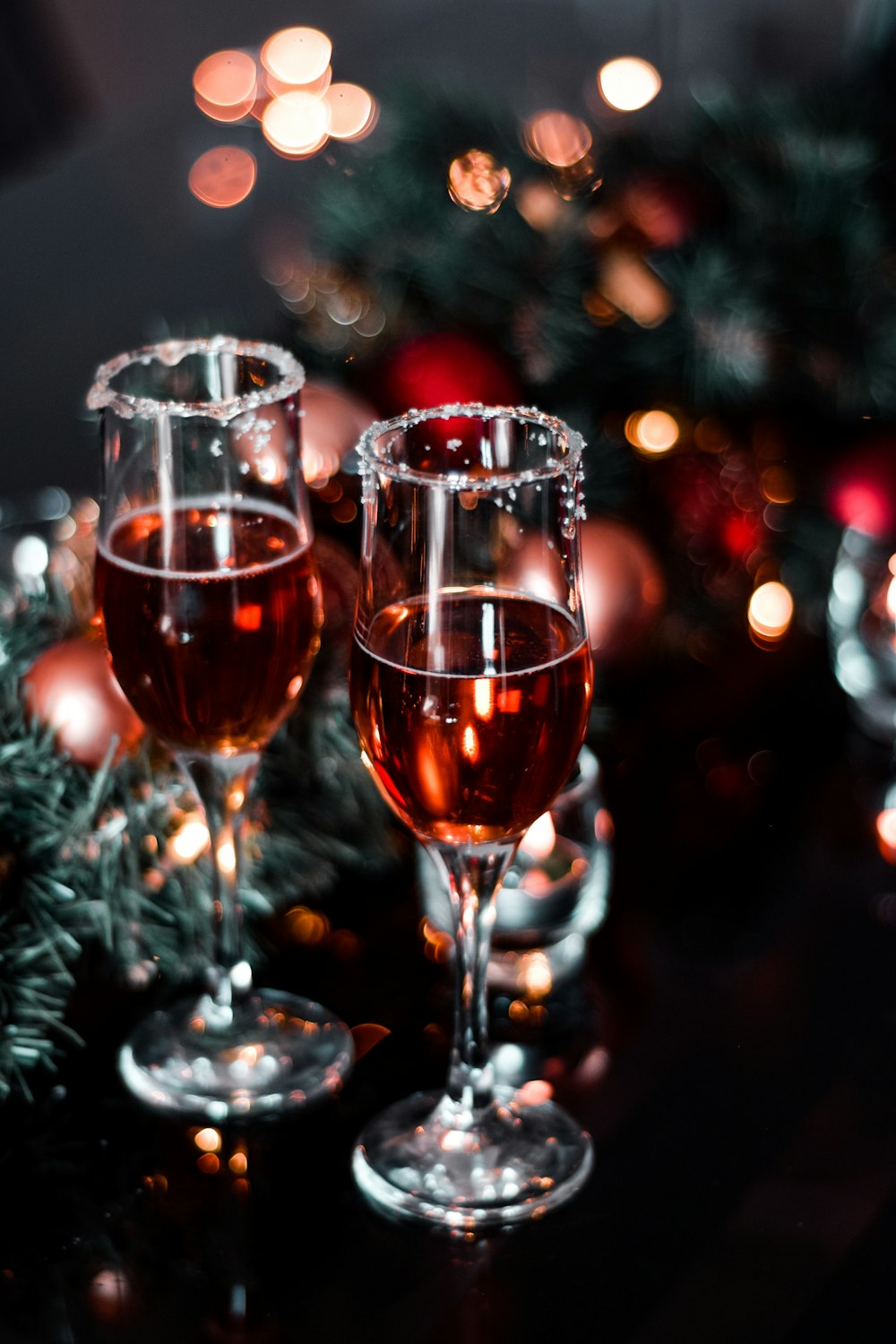 verre à vin transparent avec du vin rouge