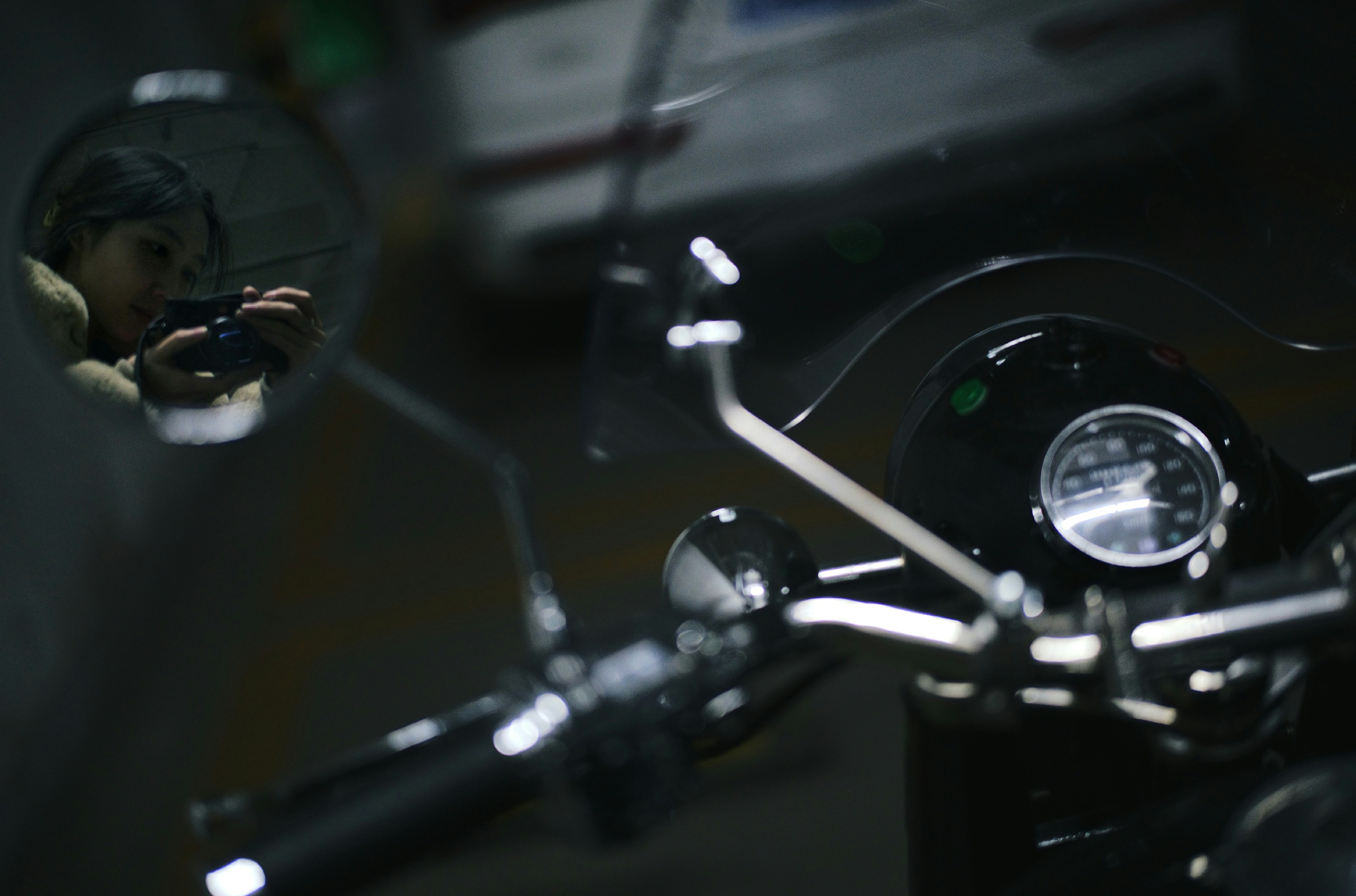 black and silver motorcycle speedometer