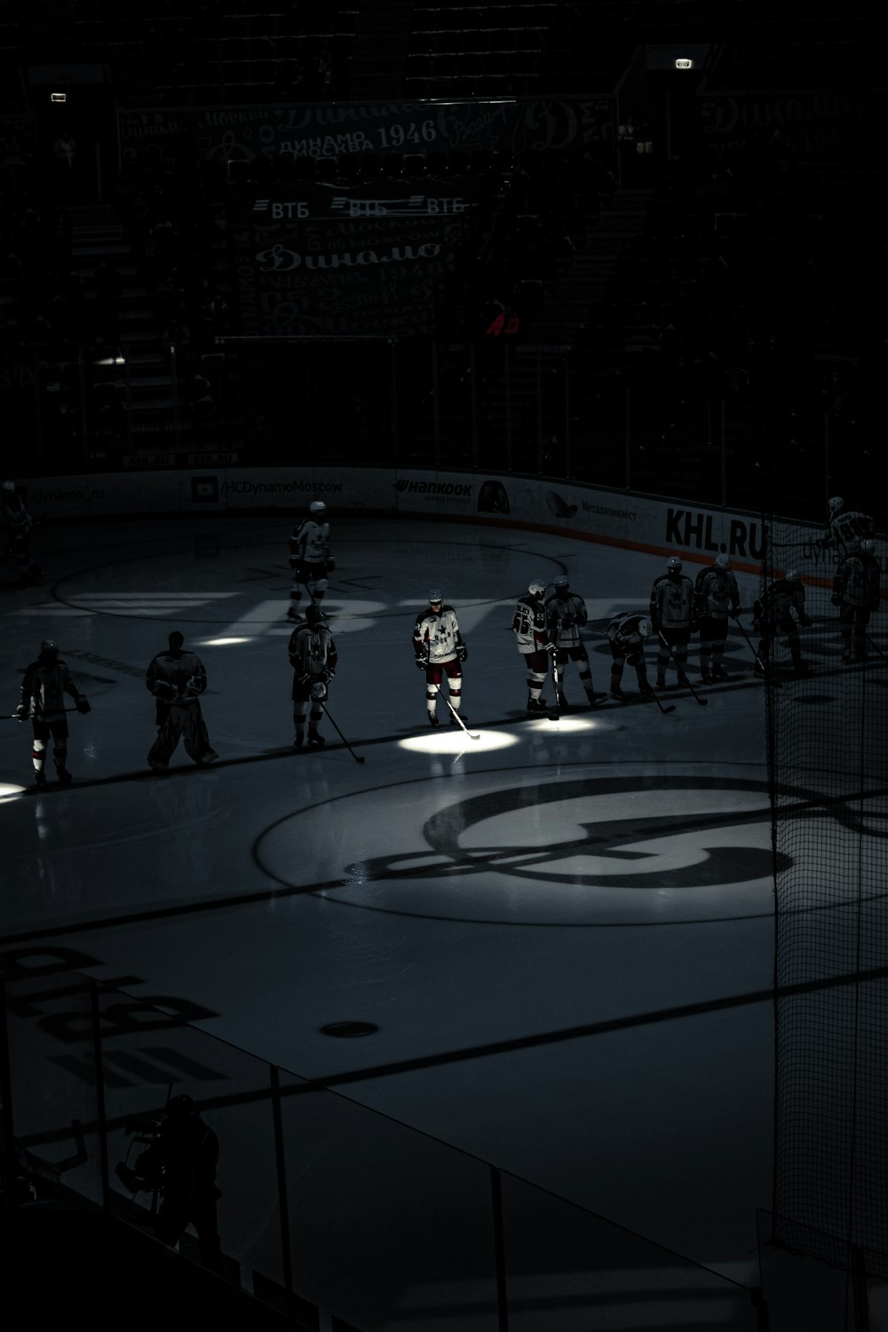 Leute, die Eishockey im Stadion spielen