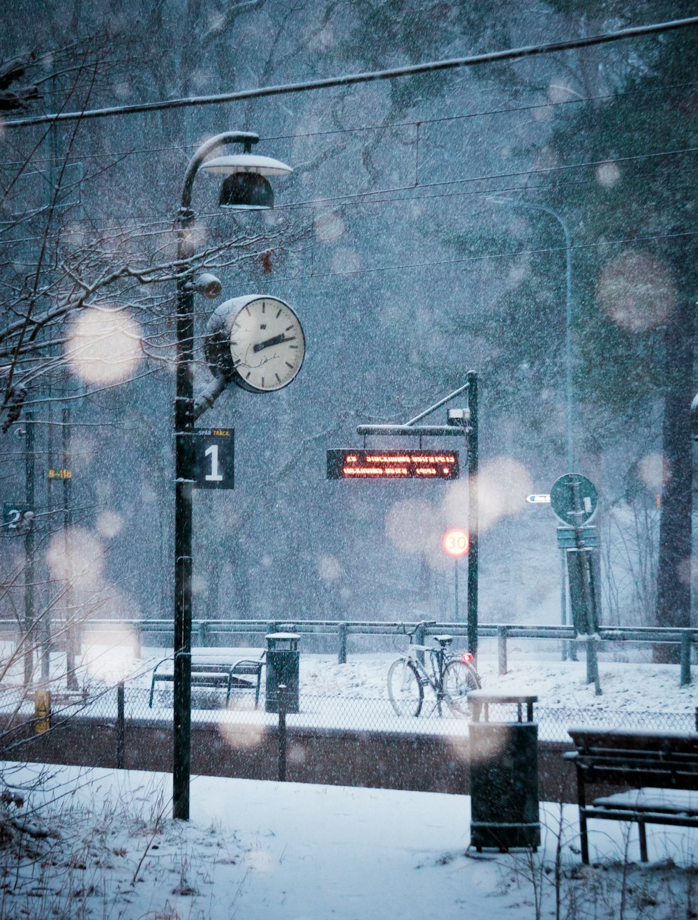 Schwarz-weiße Straßenlaterne