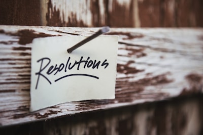 Sticky note with "Resolutions" text, symbolizing dispute resolution services for insurance claims