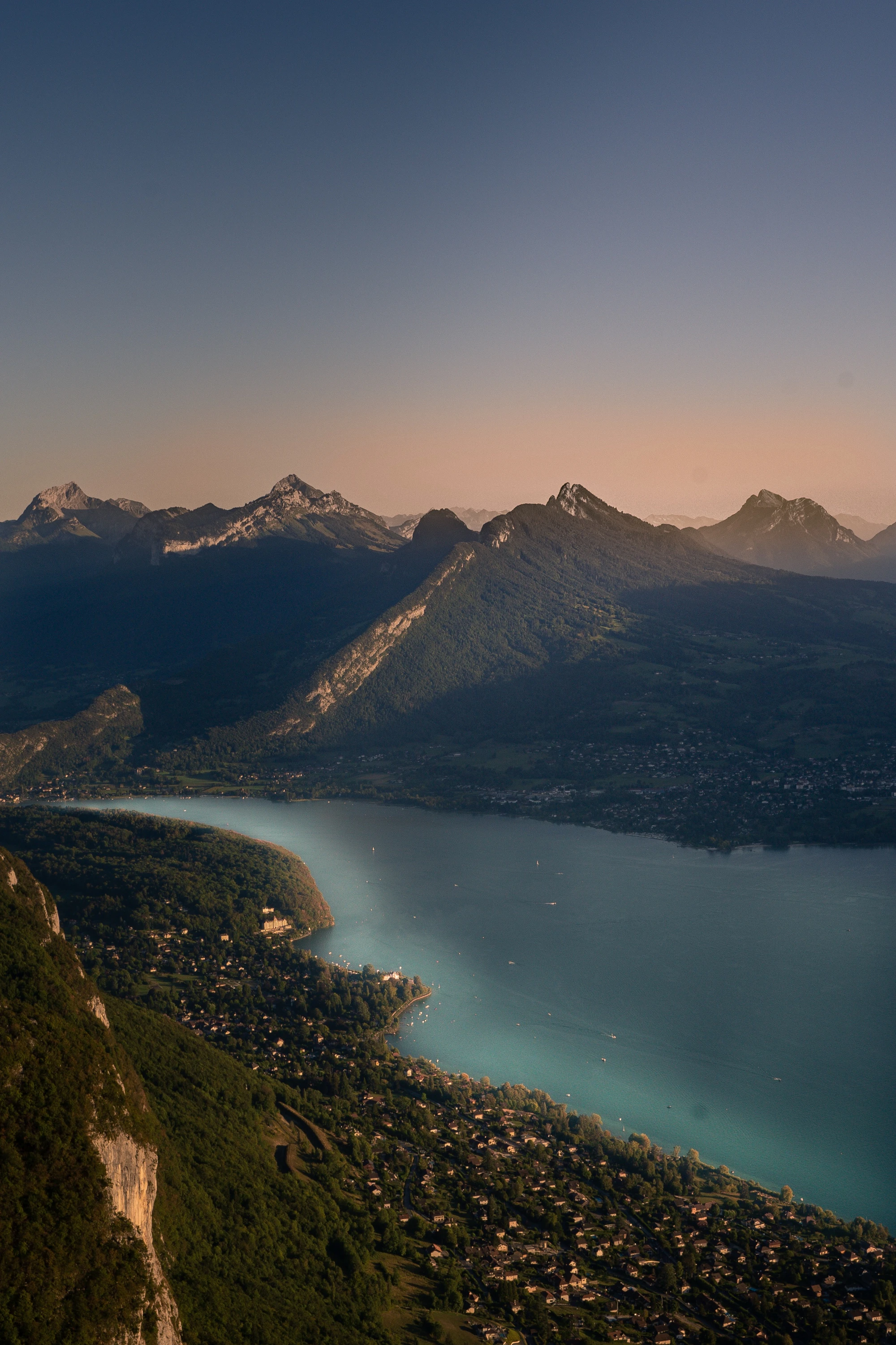 Lac et montagnes de Savoie