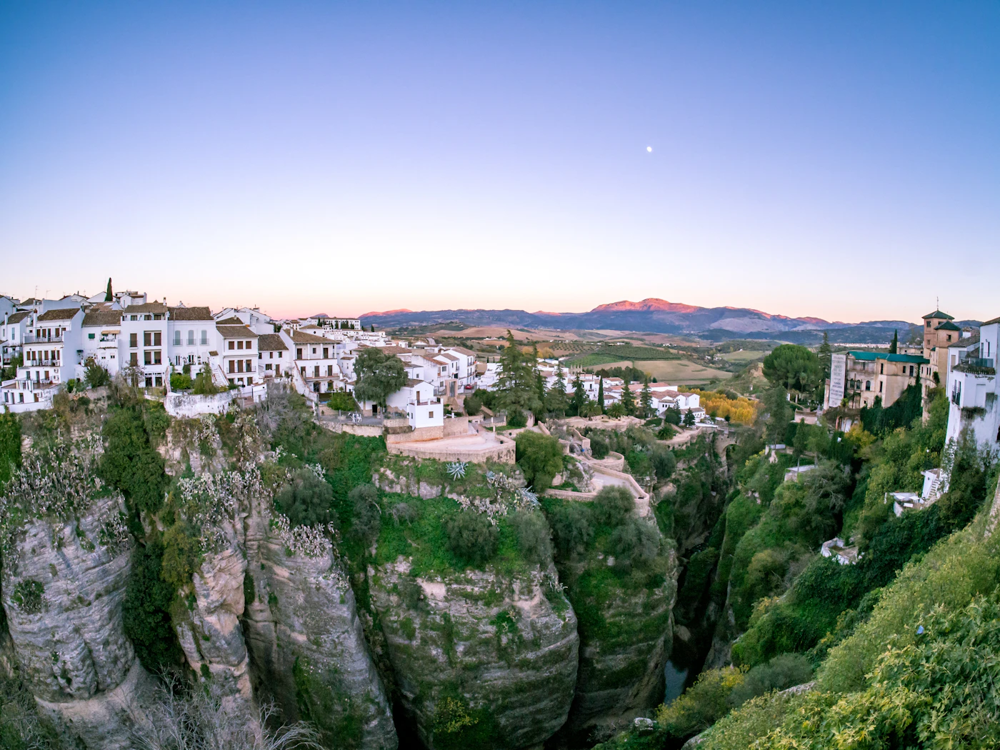 El Puente Nuevo de Ronda sobre el desfiladero del Tajo, Andalucía, España