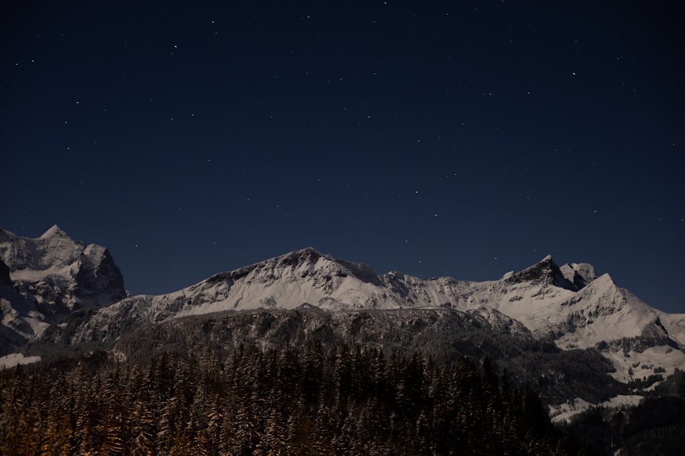 montanha coberta de neve durante a noite