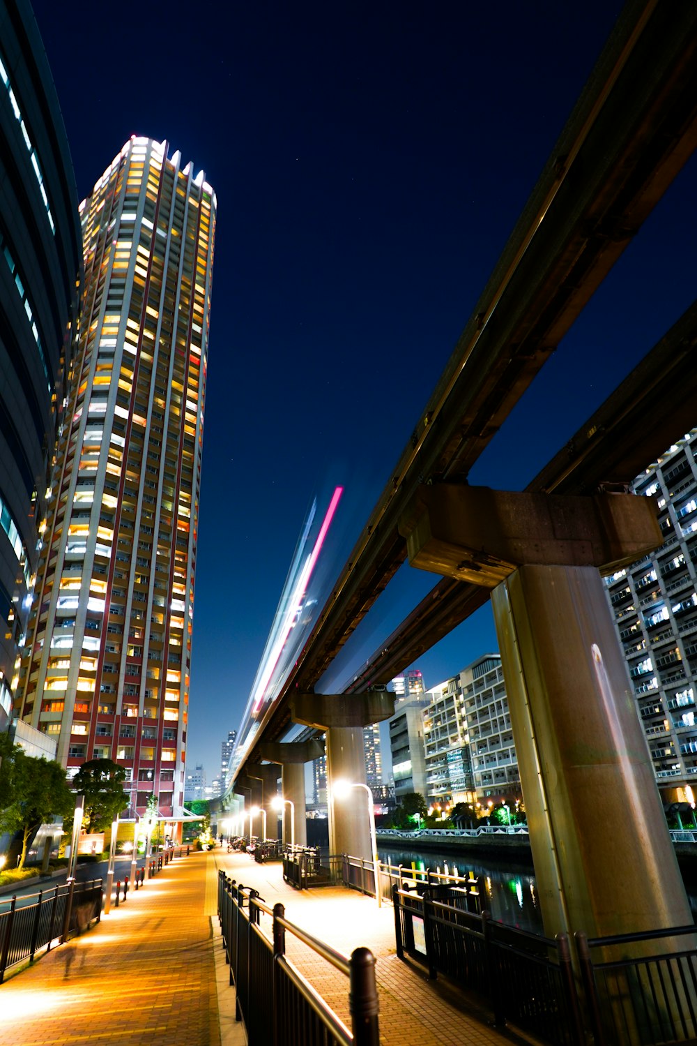 Edificio de hormigón marrón durante la noche