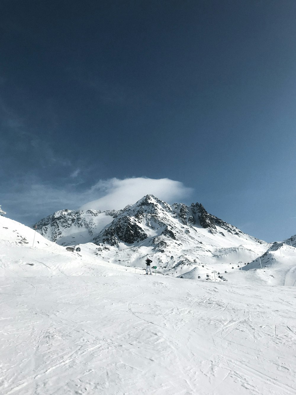 montanha coberta de neve sob o céu azul durante o dia